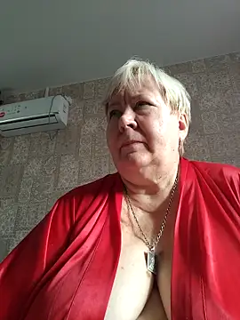 Snapshot of EffectFiona chatting on 10.28.25 EffectFiona online show from 10.28.25