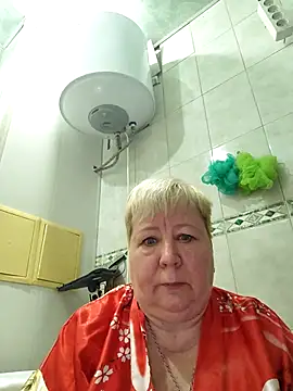 Snapshot of EffectFiona chatting on 10.30.25 EffectFiona online show from 10.30.25