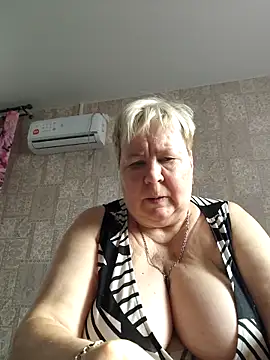 Snapshot of EffectFiona chatting on 11.01.25 EffectFiona online show from 11.01.25