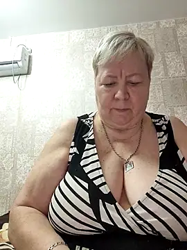 Snapshot of EffectFiona chatting on 11.02.25 EffectFiona online show from 11.02.25