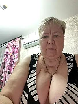 Snapshot of EffectFiona chatting on 11.03.25 EffectFiona online show from 11.03.25