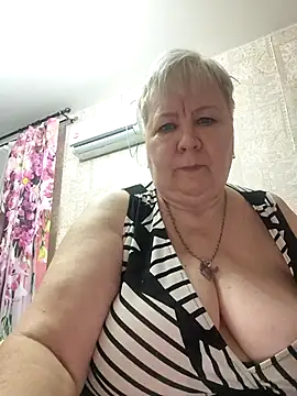 Snapshot of EffectFiona chatting on 11.03.25 EffectFiona online show from 11.03.25