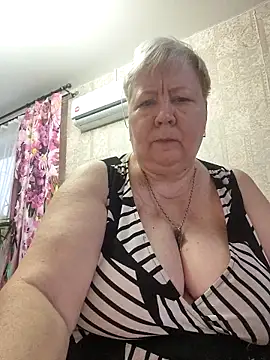 Snapshot of EffectFiona chatting on 11.06.25 EffectFiona online show from 11.06.25