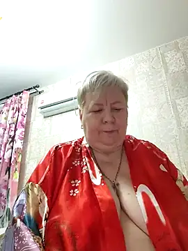 Snapshot of EffectFiona chatting on 11.07.25 EffectFiona online show from 11.07.25