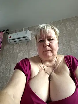 Snapshot of EffectFiona chatting on 11.11.25 EffectFiona online show from 11.11.25