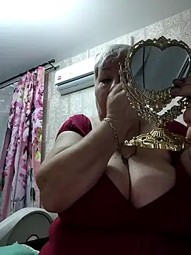 Snapshot of EffectFiona chatting on 11.11.25 EffectFiona online show from 11.11.25