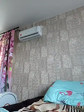 Snapshot of EffectFiona chatting on 11.13.25 EffectFiona online show from 11.13.25