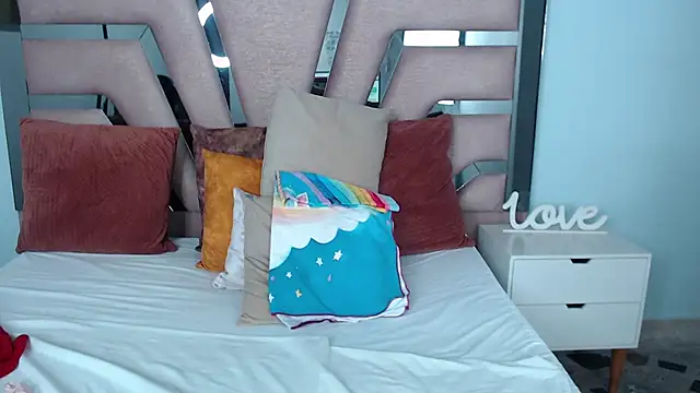 Snapshot of sophia_hadid chatting on 03.17.25 sophia hadid online show from 03.17.25