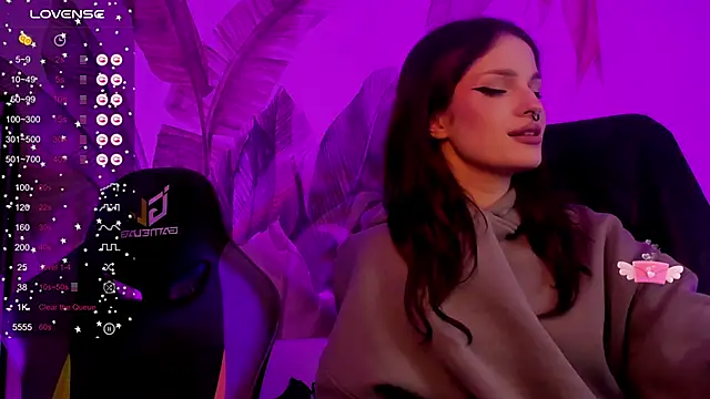 Snapshot of BratzieDarsie chatting on 12.17.24 BratzieDarsie online show from 12.17.24