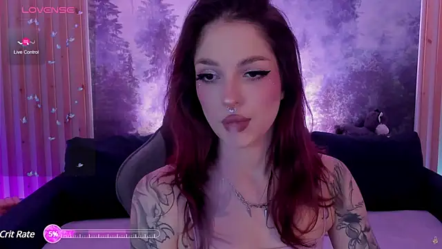 Snapshot of BratzieDarsie chatting on 12.21.24 BratzieDarsie online show from 12.21.24