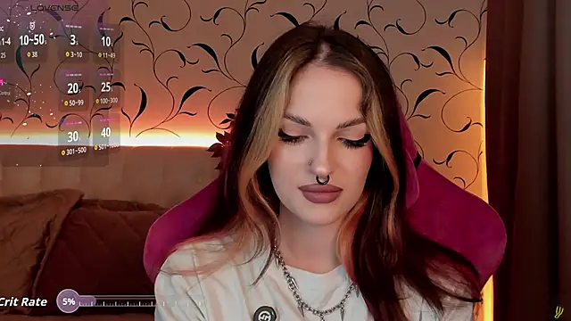 Snapshot of BratzieDarsie chatting on 10.10.25 BratzieDarsie online show from 10.10.25