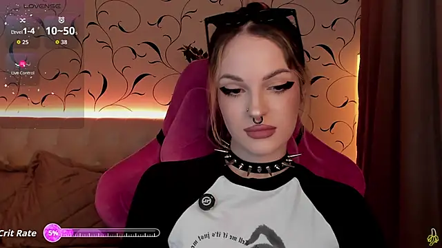 Snapshot of BratzieDarsie chatting on 10.11.25 BratzieDarsie online show from 10.11.25