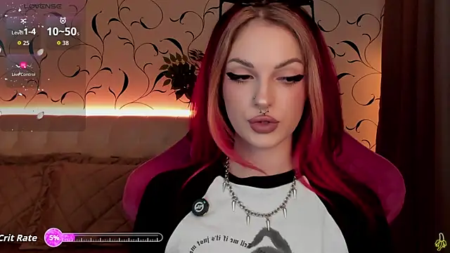 Snapshot of BratzieDarsie chatting on 10.14.25 BratzieDarsie online show from 10.14.25