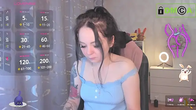 Snapshot of AnnyHoney_ chatting on 10.17.25 AnnyHoney online show from 10.17.25