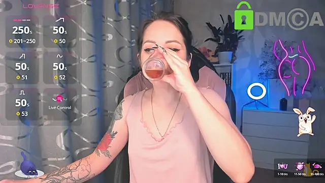 Snapshot of AnnyHoney_ chatting on 10.24.25 AnnyHoney online show from 10.24.25