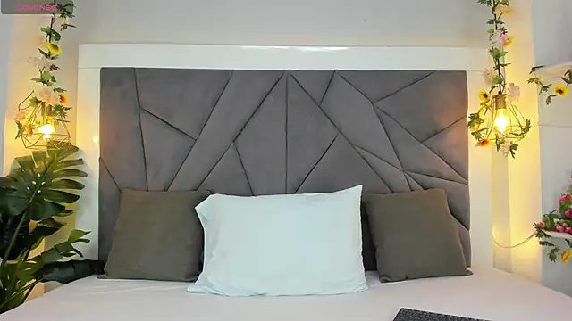 KiarhaTrixie online show from 11.12.25