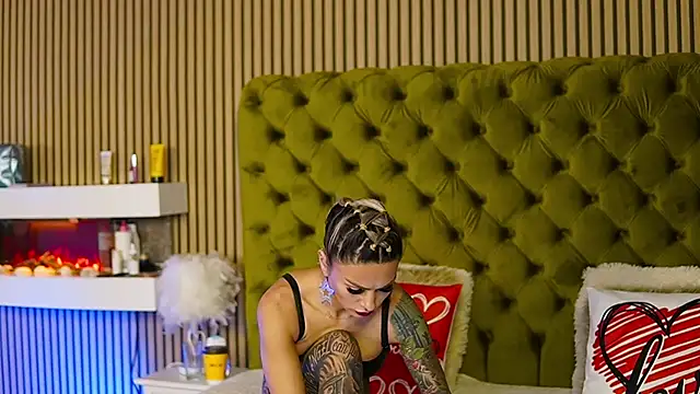 Snapshot of TiffanyMaze chatting on 02.12.25 TiffanyMaze online show from 02.12.25