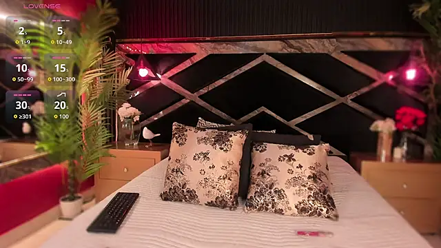 Snapshot of Aluna_sweet chatting on 10.25.25 Aluna sweet online show from 10.25.25