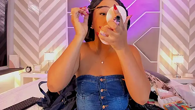 Snapshot of Aluna_sweet chatting on 10.29.25 Aluna sweet online show from 10.29.25