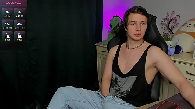 Snapshot of Vincent_Strong chatting on 10.25.25 Vincent Strong online show from 10.25.25