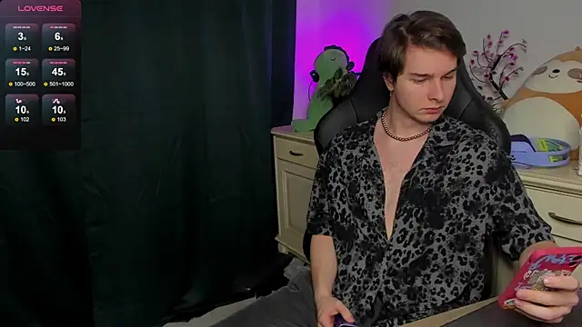 Snapshot of Vincent_Strong chatting on 10.26.25 Vincent Strong online show from 10.26.25