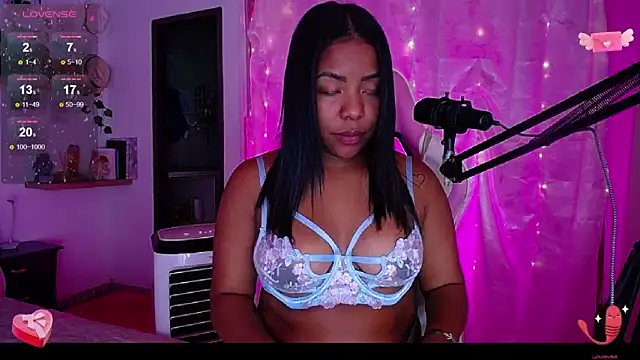 Snapshot of samanthaabloom chatting on 02.08.25 samanthaabloom online show from 02.08.25