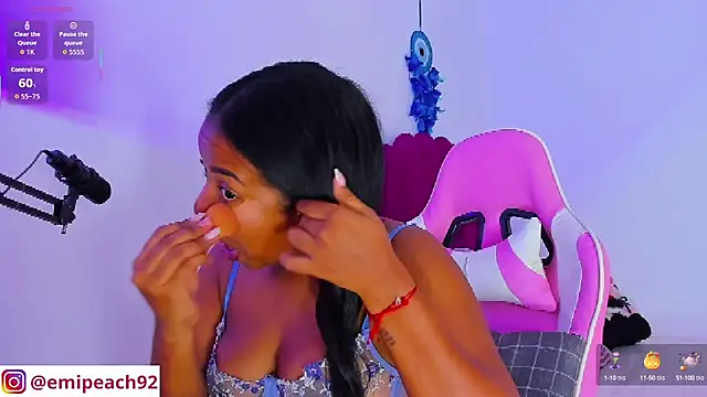 Snapshot of samanthaabloom chatting on 10.23.25 samanthaabloom online show from 10.23.25