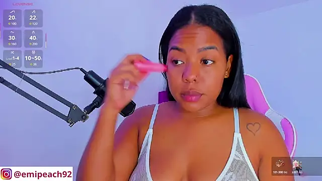 Snapshot of samanthaabloom chatting on 11.06.25 samanthaabloom online show from 11.06.25