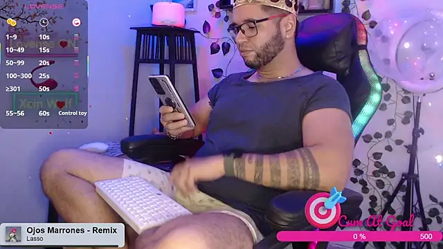 Snapshot of Xein_WoIf chatting on 10.13.25 Xein WoIf online show from 10.13.25