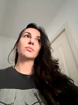 Snapshot of TaniaAmore chatting on 10.27.25 TaniaAmore online show from 10.27.25