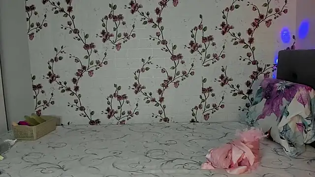 Snapshot of Alisagold90 chatting on 10.13.25 Alisagold90 online show from 10.13.25