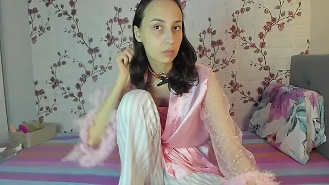 Snapshot of Alisagold90 chatting on 10.17.25 Alisagold90 online show from 10.17.25