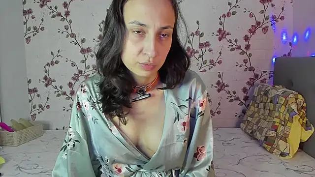 Snapshot of Alisagold90 chatting on 10.29.25 Alisagold90 online show from 10.29.25