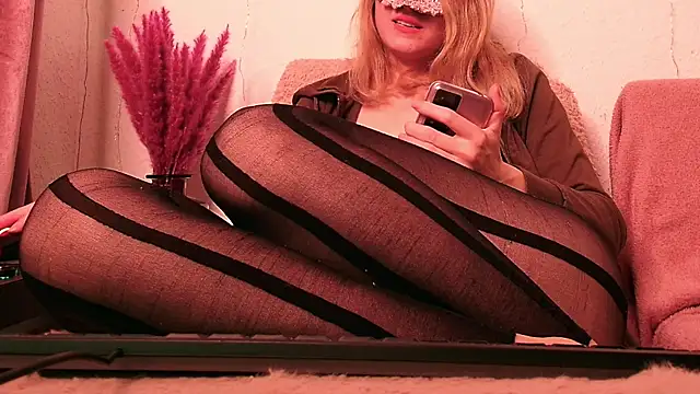 Snapshot of SecretAnni chatting on 12.28.24 SecretAnni online show from 12.28.24