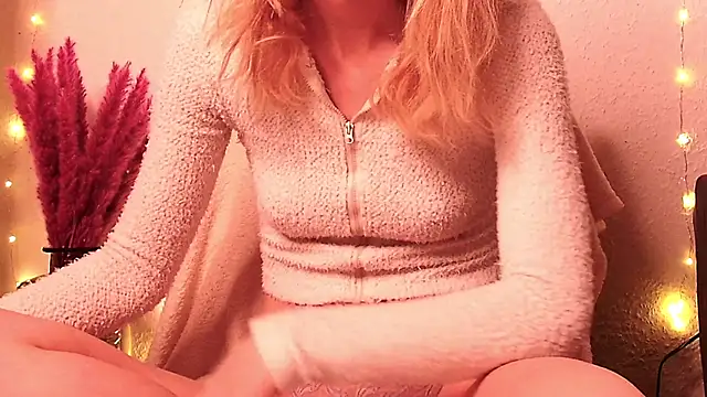 Snapshot of SecretAnni chatting on 01.05.25 SecretAnni online show from 01.05.25