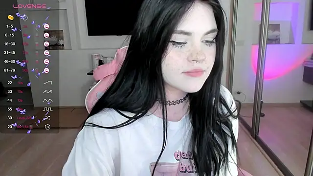 Snapshot of SelenaCute chatting on 12.15.24 SelenaCute online show from 12.15.24