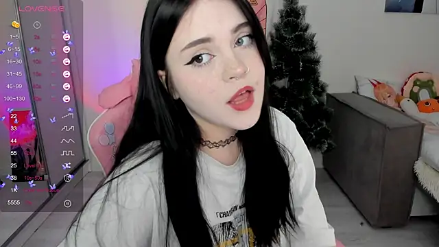 Snapshot of SelenaCute chatting on 01.14.25 SelenaCute online show from 01.14.25