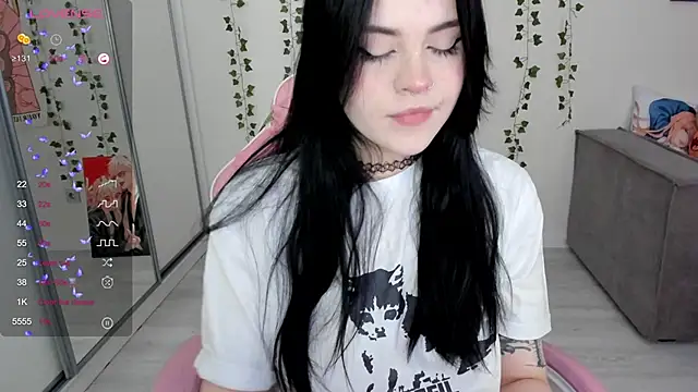 Snapshot of SelenaCute chatting on 02.07.25 SelenaCute online show from 02.07.25