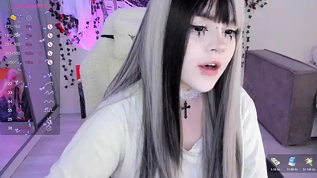 Snapshot of SelenaCute chatting on 11.04.25 SelenaCute online show from 11.04.25