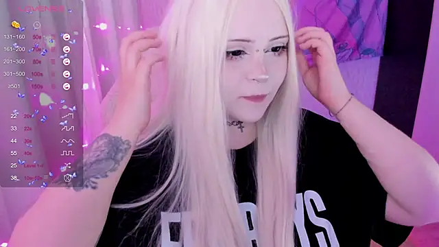 Snapshot of SelenaCute chatting on 06.17.26 SelenaCute online show from 06.17.26