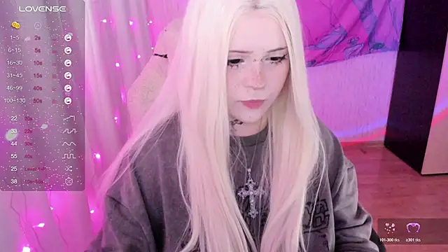 Snapshot of SelenaCute chatting on 06.19.26 SelenaCute online show from 06.19.26