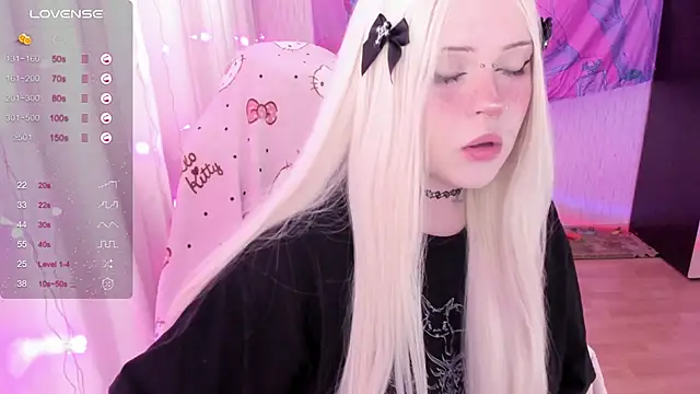 Snapshot of SelenaCute chatting on 06.23.26 SelenaCute online show from 06.23.26