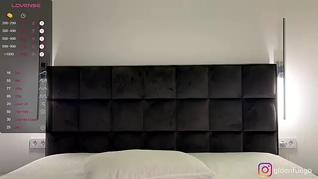 Snapshot of NotElis chatting on 10.19.25 NotElis online show from 10.19.25