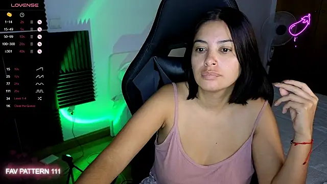 Snapshot of AnnaQueen chatting on 10.18.25 AnnaQueen online show from 10.18.25