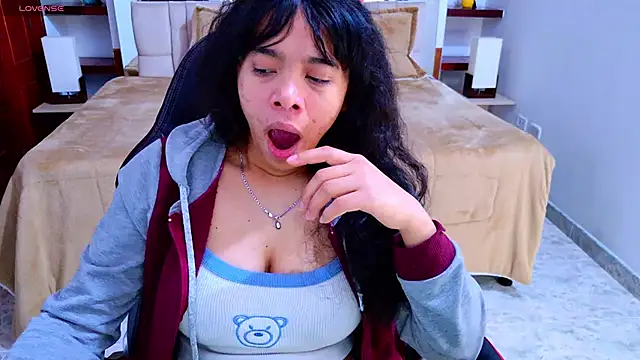 laureentt  online show from 10.15.25