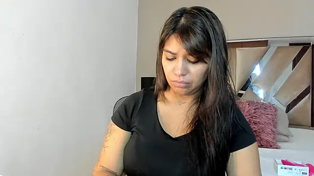 Snapshot of sharlott18 chatting on 12.18.24 sharlott18 online show from 12.18.24