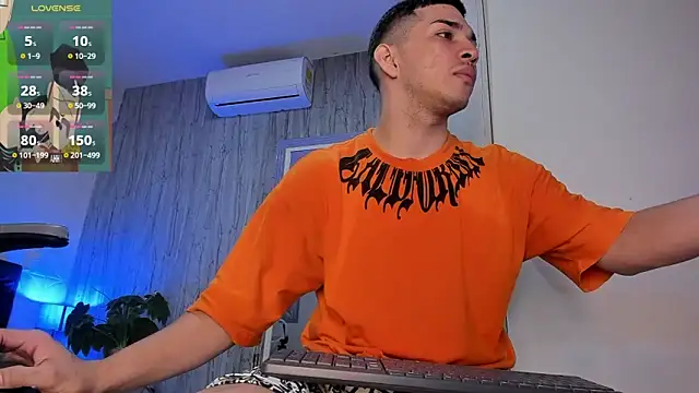 Snapshot of JUANDIAMONDS98 chatting on 10.14.25 JUANDIAMONDS98 online show from 10.14.25