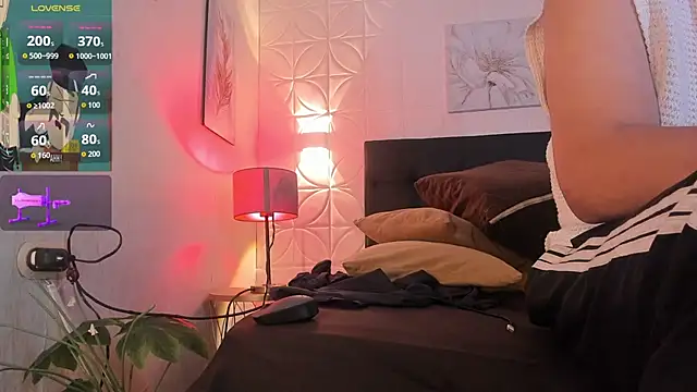 Snapshot of JUANDIAMONDS98 chatting on 10.31.25 JUANDIAMONDS98 online show from 10.31.25