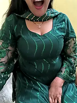 Snapshot of lovely_zara chatting on 01.04.25 lovely zara online show from 01.04.25