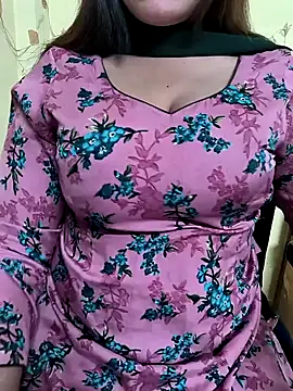 Snapshot of lovely_zara chatting on 01.31.25 lovely zara online show from 01.31.25